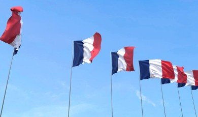 Macron, Mélenchon, et Nous : Qui Tient Vraiment les Rêne